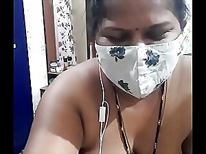 Esposa indiana provoca sensualmente de lingerie na webcam, provocando com seu corpo nu